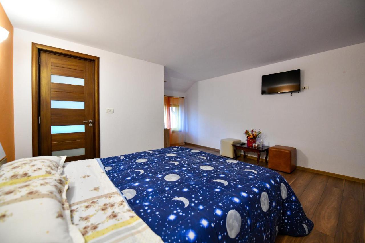 Villa Castellino Tîrgu Ocna Buitenkant foto